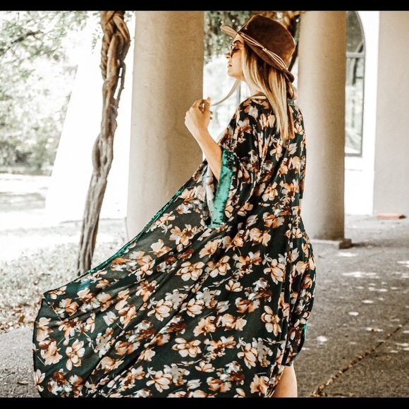 Stunning Kimono - Picture 2 of 8